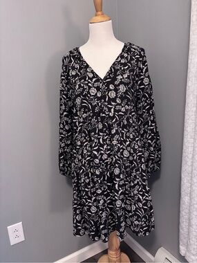 Terra & Sky Black and White Floral V-Neck Long Sleeve Dress